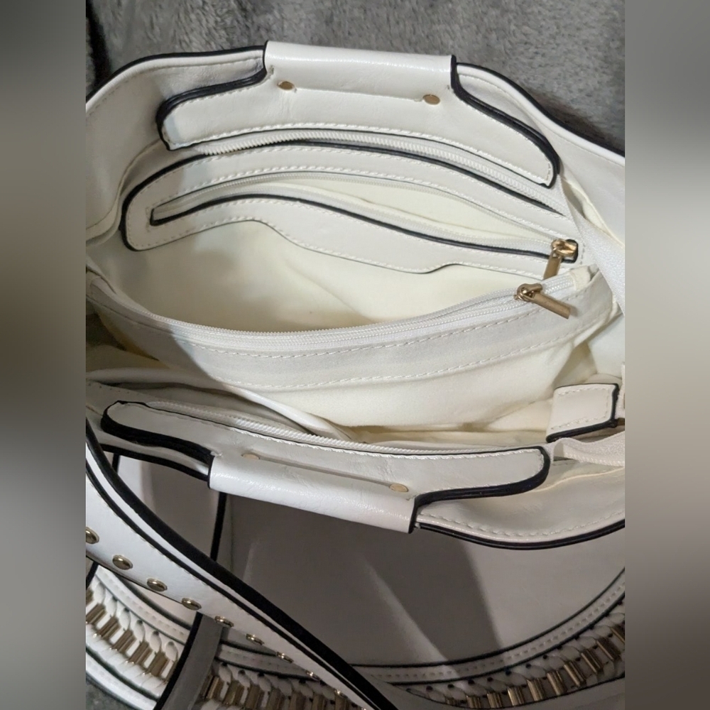 💥 CLEARANCE💥Large white shoulder bag, faux leather,excellent condition,tassels - Picture 13 of 16